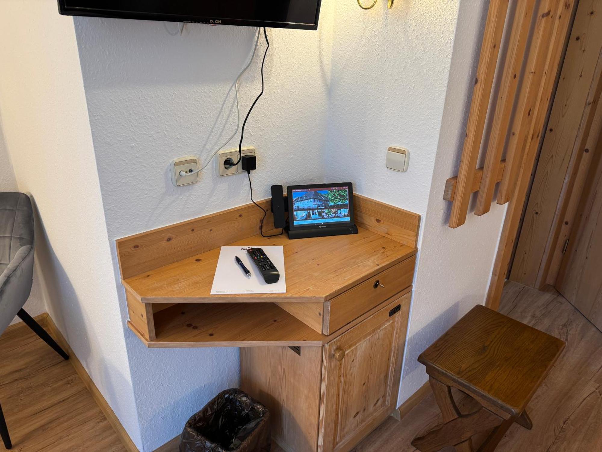 Hotel Restaurant Adler Stube Münstertal Стая снимка